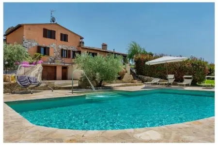 Location Villa à Montone 12 personnes