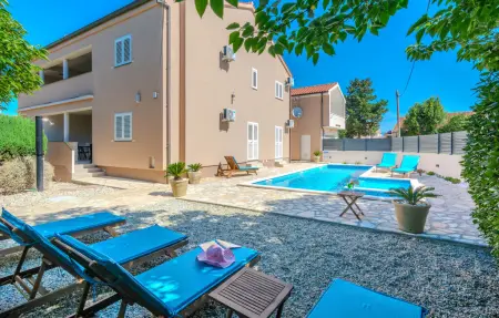 Location Maison à Nin 14 personnes