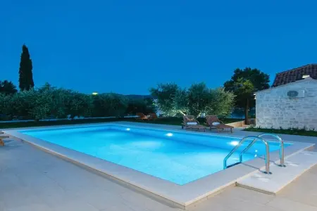 Location Maison à Loviste 8 personnes