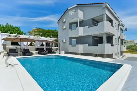 Location Maison à Jasenice Maslenica 14 personnes