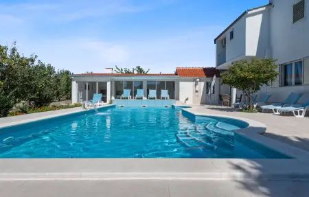 Location Maison à Neoric 12 personnes