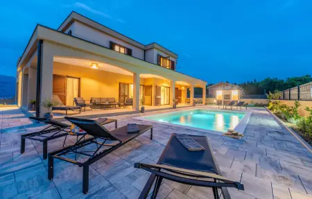 Location Maison à Jovici 8 personnes