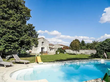 Location Gîte à Aumagne 9 personnes