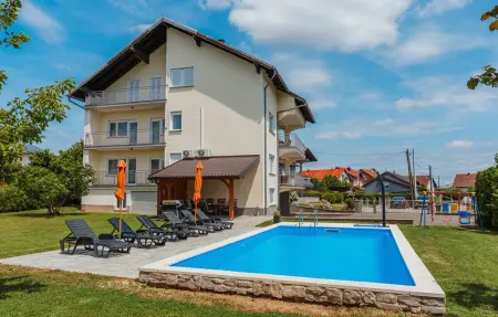 Location Maison à Dugo Selo 8 personnes