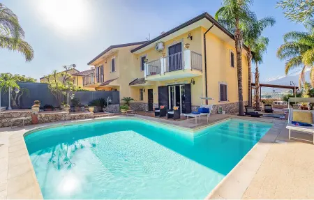 Location Maison à Trappitello 8 personnes