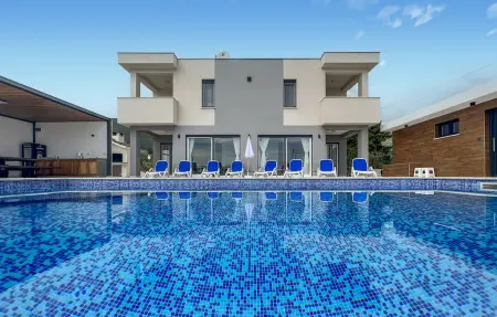 Location Maison à Kastel Novi 12 personnes