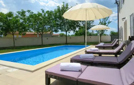 Location Maison à Barban 8 personnes