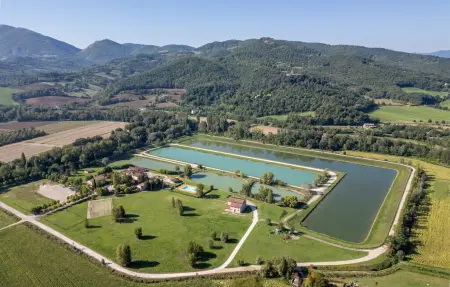 Location Maison à Montone 16 personnes