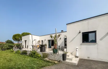 Location Maison à Saint Césaire de Gauzi 6 personnes
