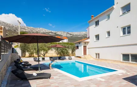 Location Maison à Kastel Sucurac 16 personnes