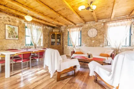 Location Maison à Vrgorac 5 personnes