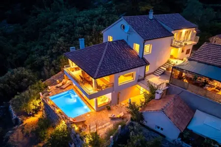 Location Maison à Svirce 10 personnes