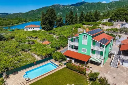 Location Maison à Peracko Blato 25 personnes