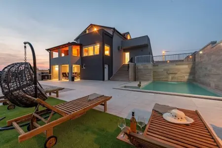 Location Maison à Benkovacko Selo 10 personnes