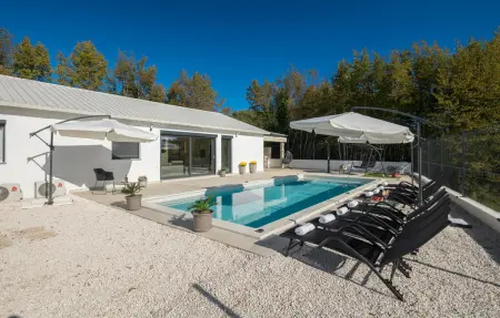 Location Maison à Zminj 24 personnes