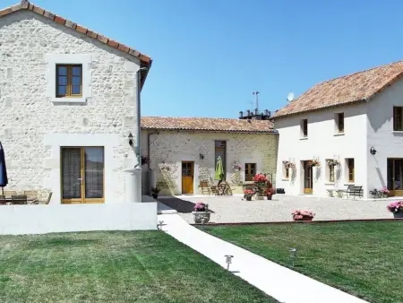 Location Maison à Berrie 17 personnes