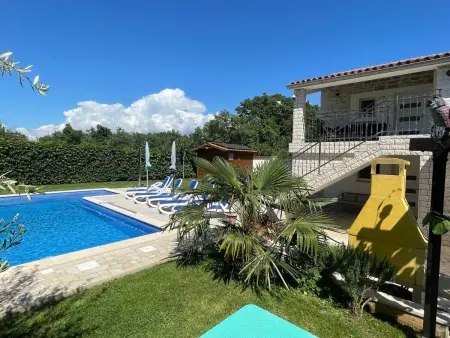 Location Maison à Dracevac 8 personnes