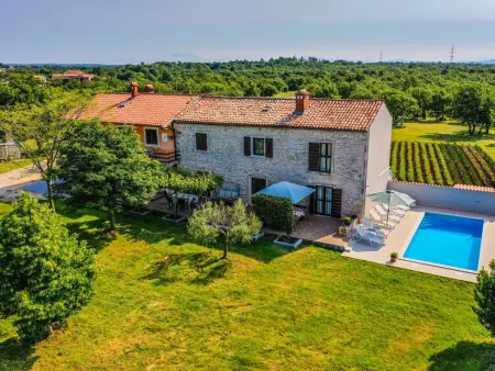 Location Maison à Barban 10 personnes