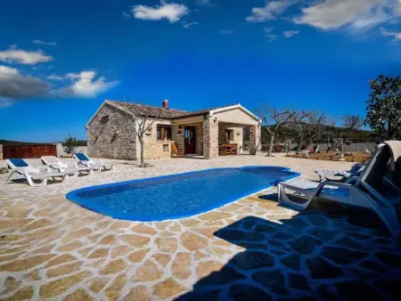 Location Maison à Budak 8 personnes