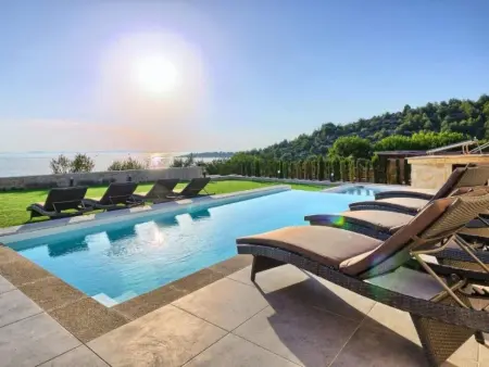 Location Maison à Dragišina 12 personnes