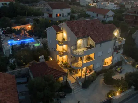 Location Maison à Dragišina 22 personnes