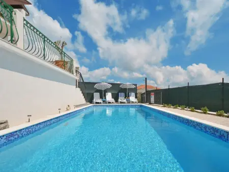 Location Maison à Mastrinka 8 personnes