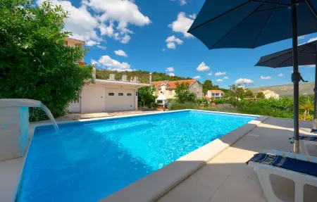 Location Maison à Mastrinka 12 personnes