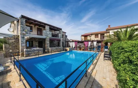 Location Maison à Vir 16 personnes