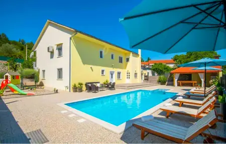 Location Maison à Zmijavci 13 personnes