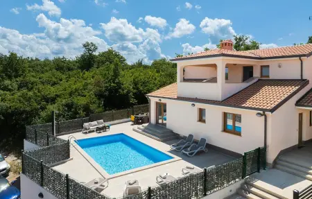 Location Maison à Radmani 6 personnes