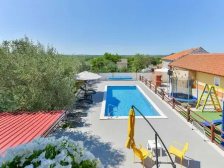 Location Maison à Policnik 14 personnes