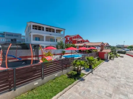 Location Maison à Donje Rastane 16 personnes