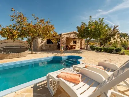 Location Maison à Budak 8 personnes