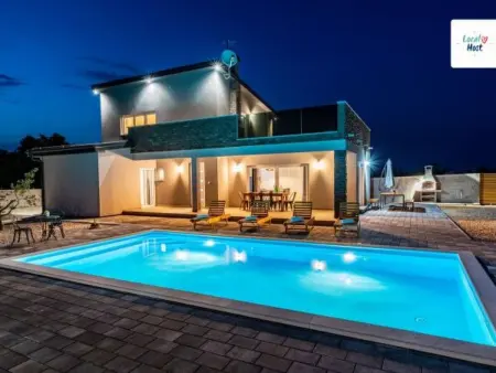 Location Maison à Budak 8 personnes