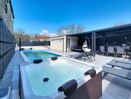 Location Maison à Nin 8 personnes