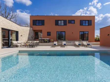 Location Maison à Tinjan 10 personnes