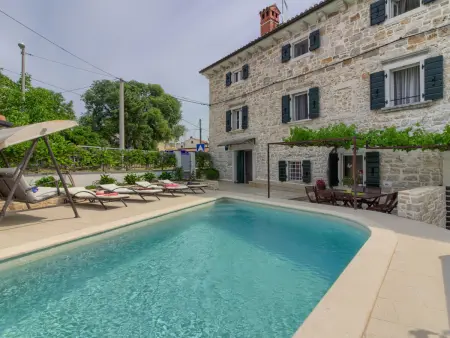 Location Maison à Dracevac 8 personnes