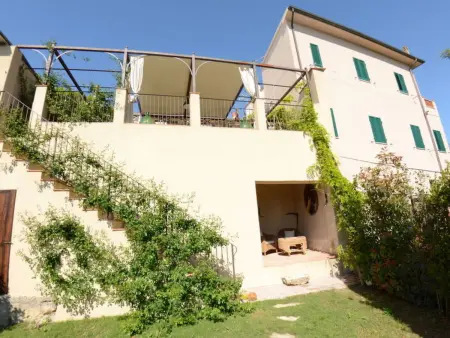 Location Maison à Lari 8 personnes