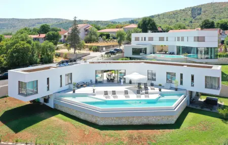 Location Maison à Zmijavci 11 personnes