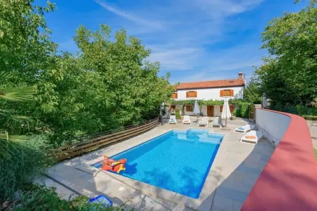 Location Maison à Barban 8 personnes
