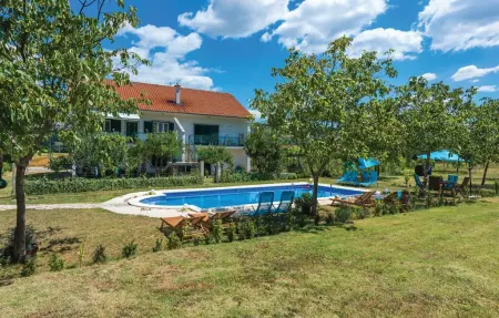 Location Maison à Ruzic 9 personnes