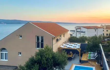 Location Maison à Omis 8 personnes