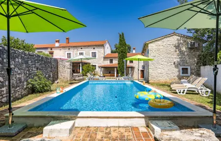 Location Maison à Barban 20 personnes