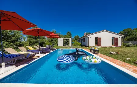 Location Maison à Barban 8 personnes