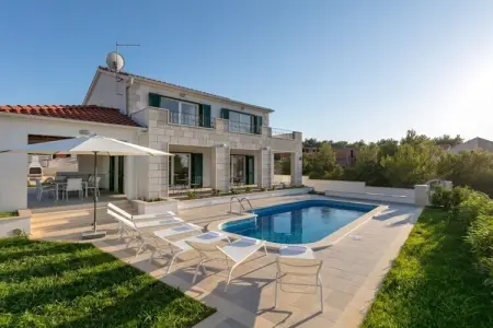 Location Villa à Milna 8 personnes