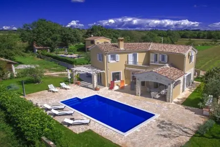 Location Villa à Vošteni 8 personnes