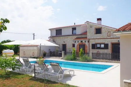Location Maison à Sveti Kirin 8 personnes