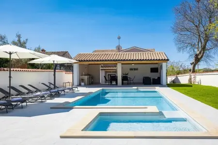 Location Villa à Mali Vareski 8 personnes
