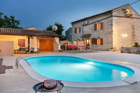 Location Villa à Barban 8 personnes