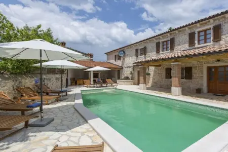 Location Maison à Kastelir 8 personnes